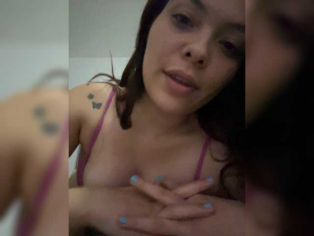 Carlybee10 live cam on BongaCams
