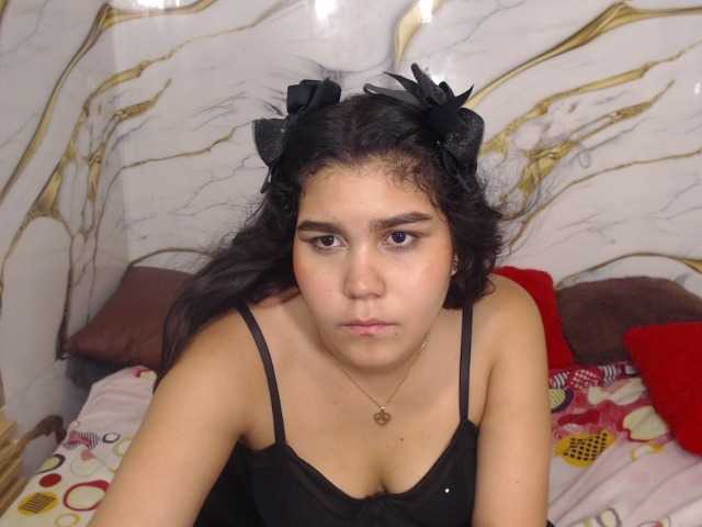 sharlottequeenx live cam on BongaCams