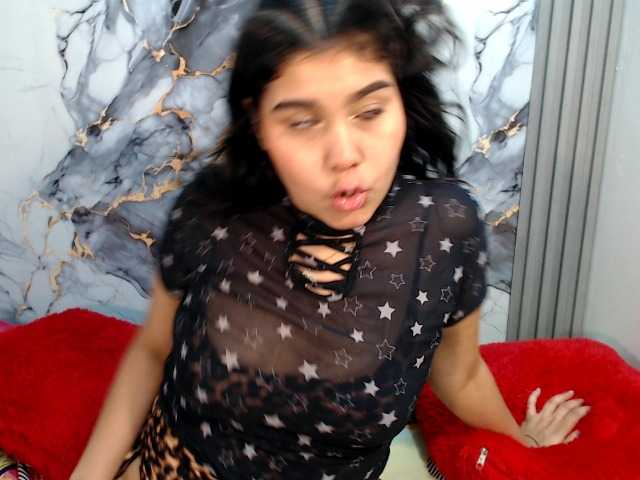 sharlottequeenx live cam on BongaCams