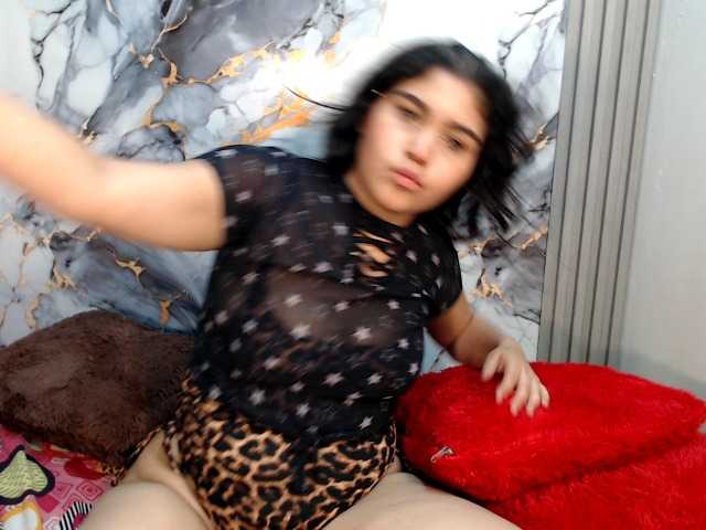 sharlottequeenx live cam on BongaCams