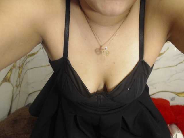 sharlottequeenx live cam on BongaCams