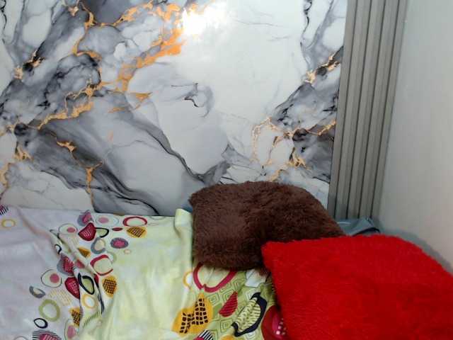 sharlottequeenx live cam on BongaCams