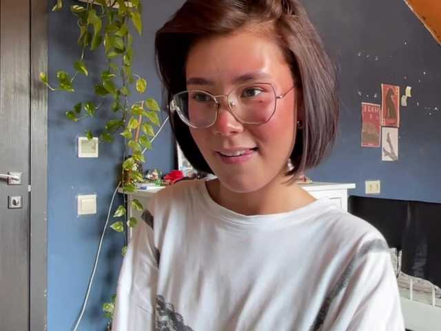 Mikiora live cam on BongaCams