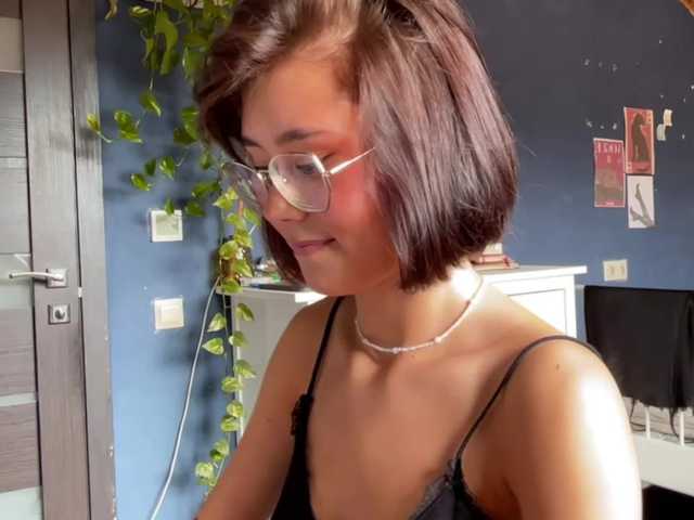 Mikiora live cam on BongaCams