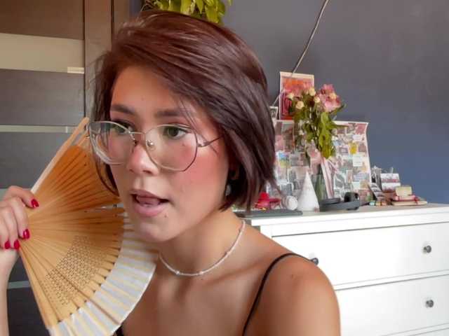 Mikiora live cam on BongaCams