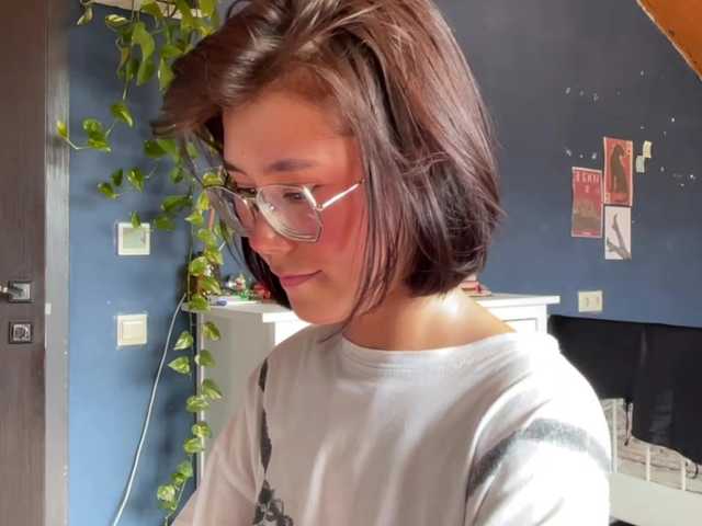 Mikiora live cam on BongaCams