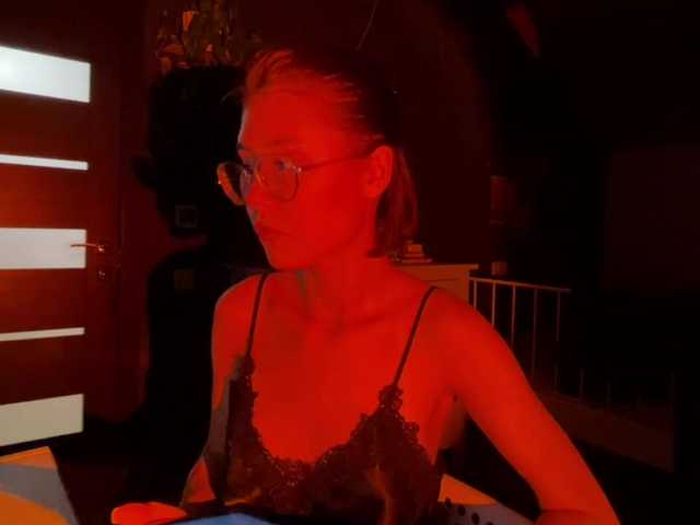 Mikiora live cam on BongaCams