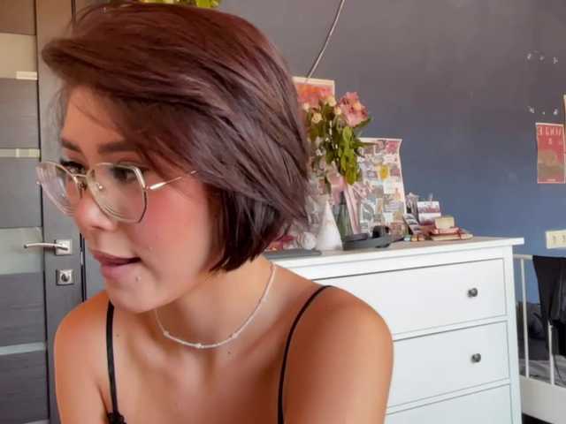 Mikiora live cam on BongaCams