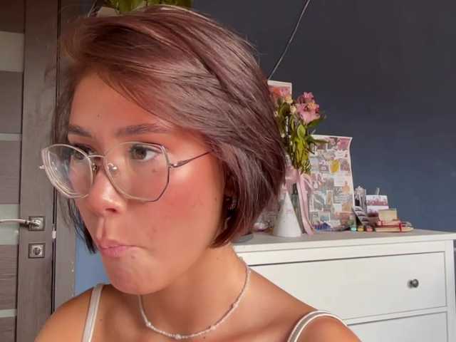 Mikiora live cam on BongaCams