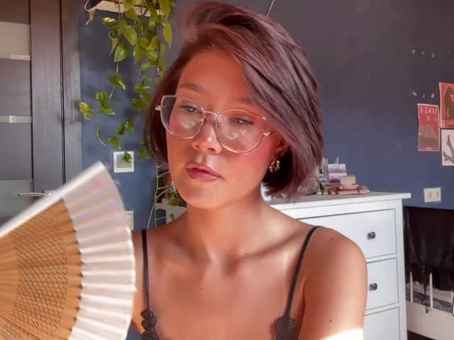 Mikiora live cam on BongaCams