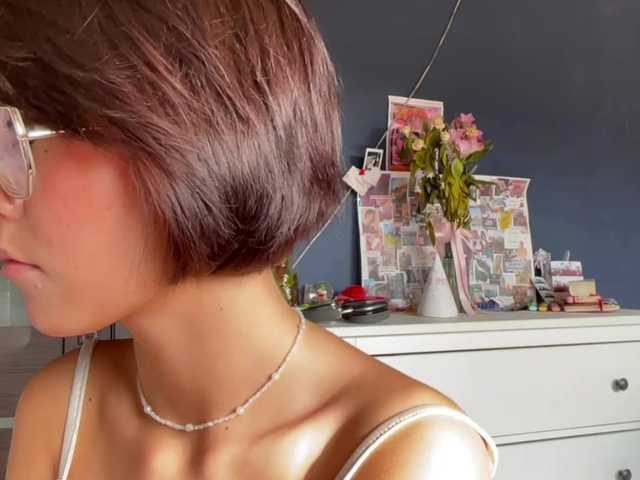 Mikiora live cam on BongaCams