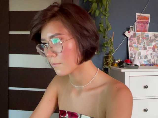 Mikiora live cam on BongaCams