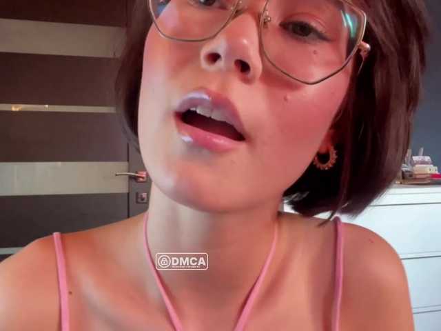 Mikiora live cam on BongaCams