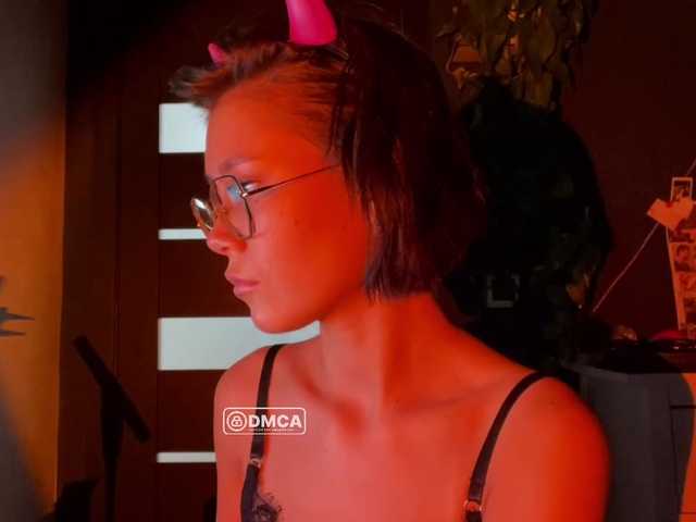 Mikiora live cam on BongaCams