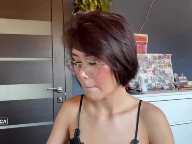 Mikiora live cam on BongaCams