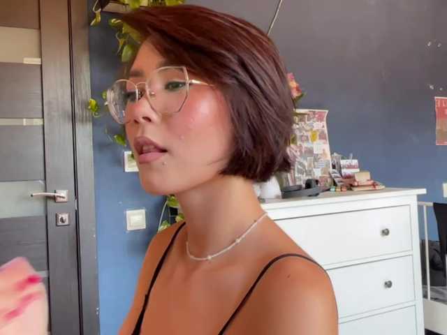 Mikiora live cam on BongaCams