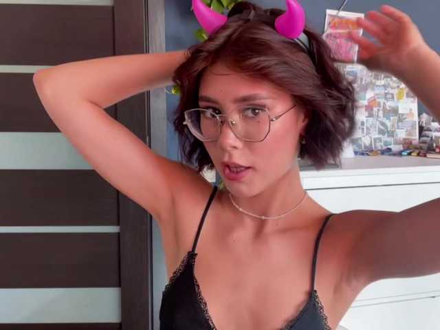 Mikiora live cam on BongaCams