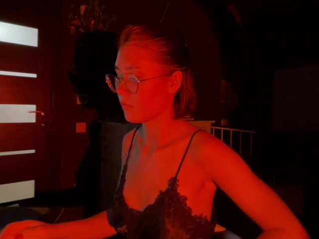 Mikiora live cam on BongaCams