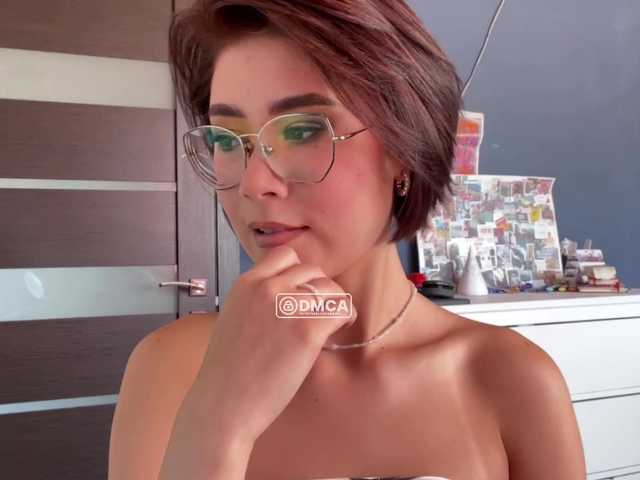 Mikiora live cam on BongaCams