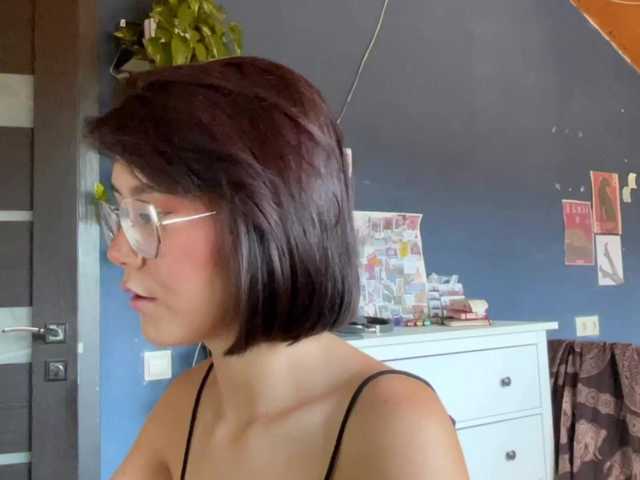 Mikiora live cam on BongaCams