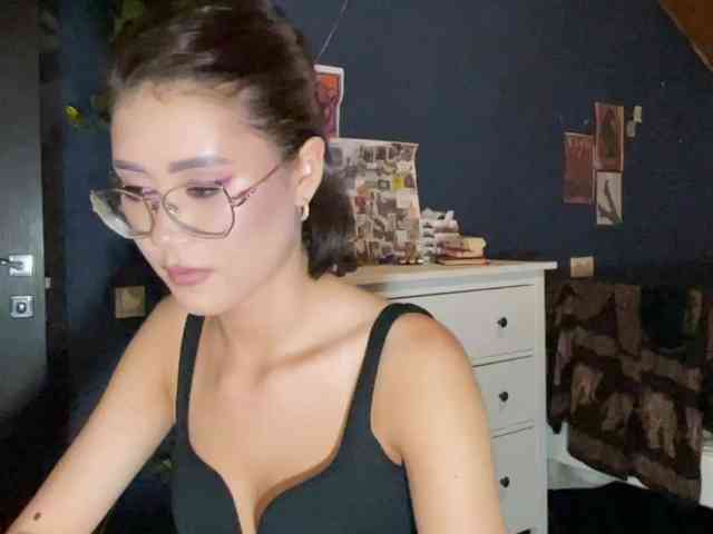 Mikiora Live Webcam on BongaCams