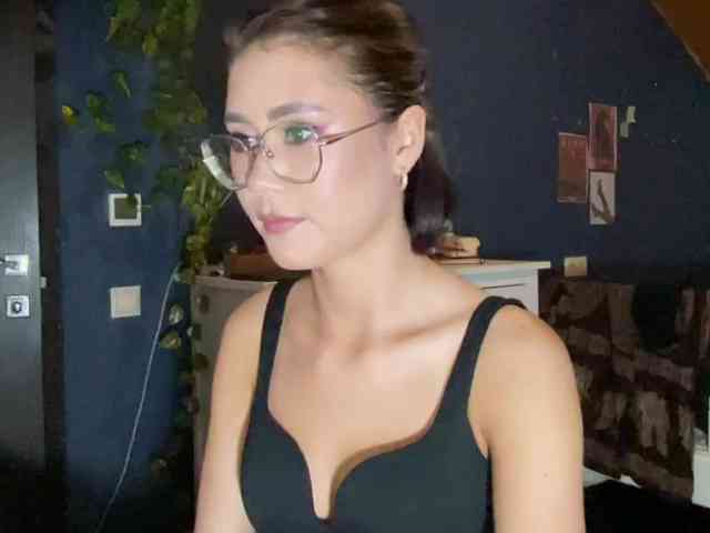 Mikiora Live Webcam on BongaCams