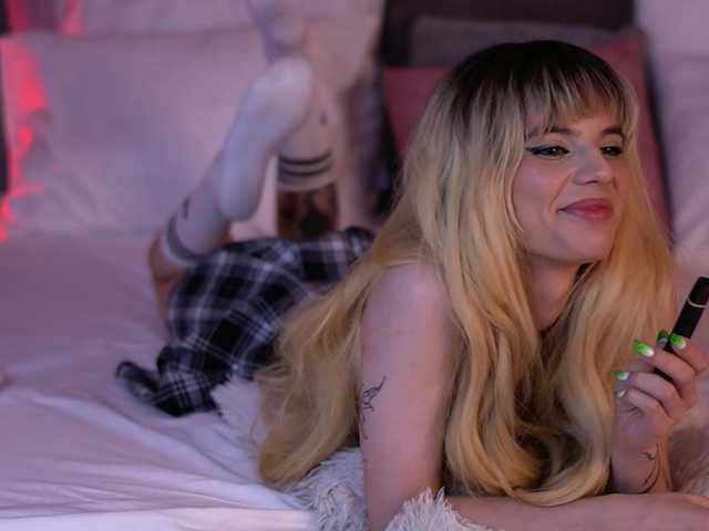 AmiraLovely live cam preview