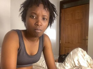 Sexypetitequeens's Live Webcam