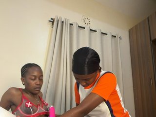 Sexypetitequeens's Live Webcam