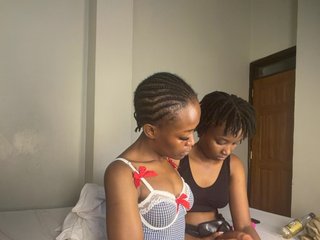 Sexypetitequeens's Live Webcam