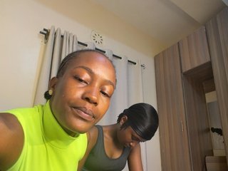 Sexypetitequeens's Live Webcam