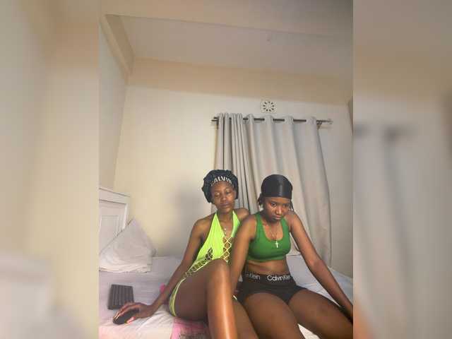 Sexypetitequeens live cam on BongaCams