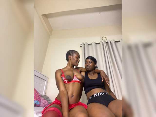 Sexypetitequeens live cam on BongaCams