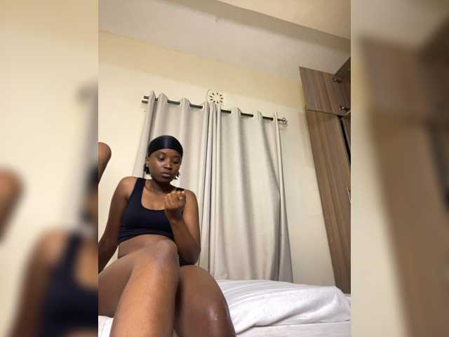 Sexypetitequeens live cam on BongaCams