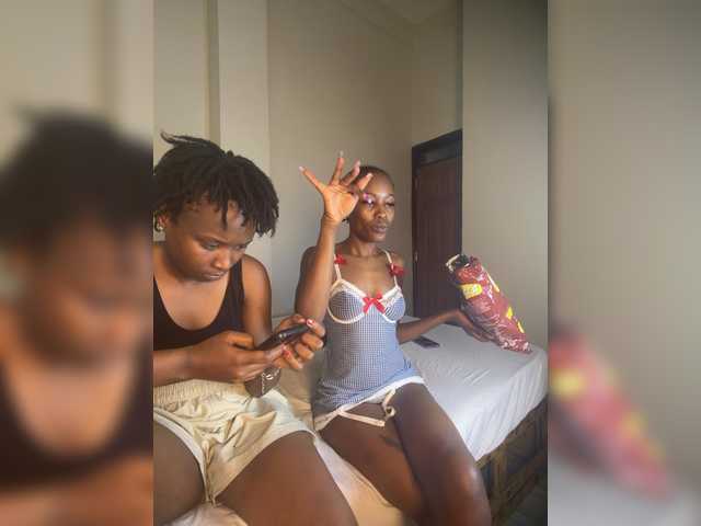 Sexypetitequeens live cam on BongaCams
