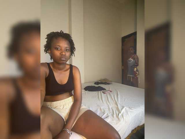 Sexypetitequeens live cam on BongaCams