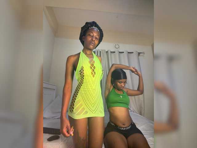 Sexypetitequeens live cam on BongaCams