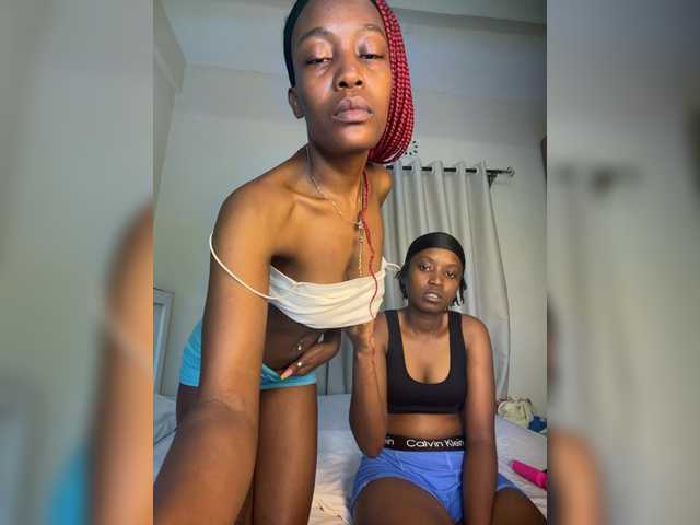 Sexypetitequeens live cam on BongaCams