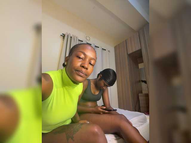 Sexypetitequeens live cam on BongaCams