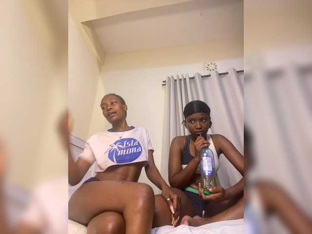 Sexypetitequeens live cam on BongaCams