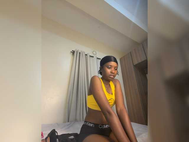 Sexypetitequeens live cam on BongaCams