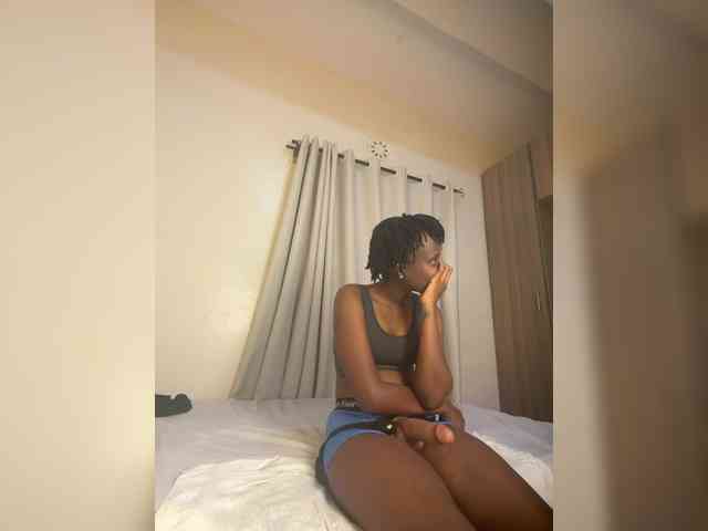 Sexypetitequeens webcam