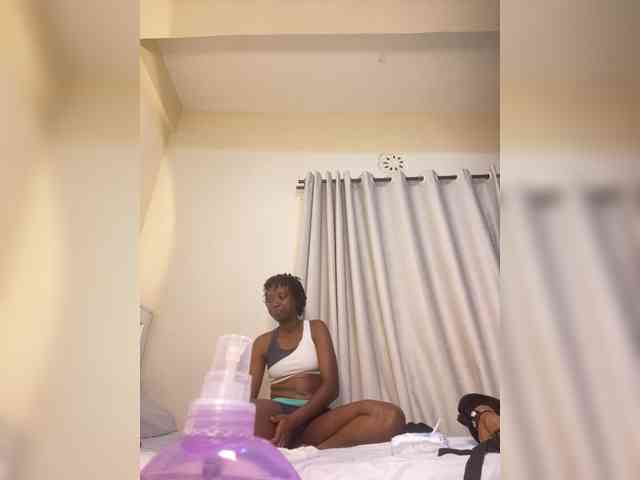Sexypetitequeens webcam