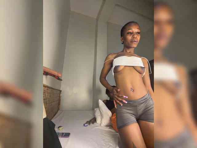 Sexypetitequeens webcam