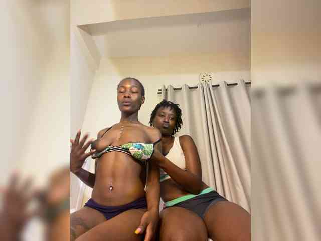 Sexypetitequeens webcam