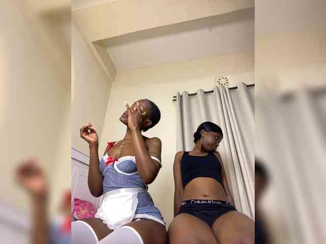 Sexypetitequeens webcam