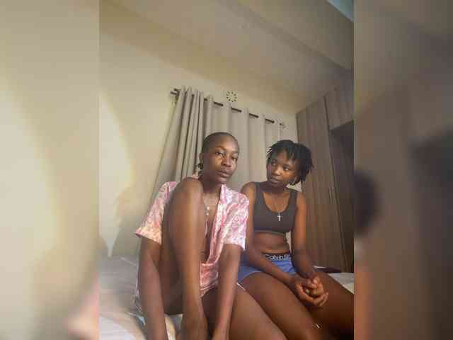 Sexypetitequeens webcam