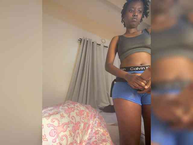 Sexypetitequeens webcam