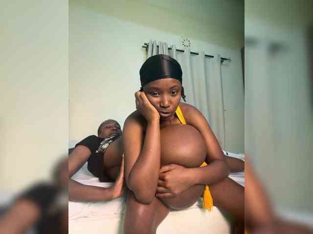 Sexypetitequeens webcam