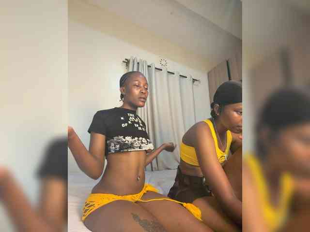 Sexypetitequeens webcam